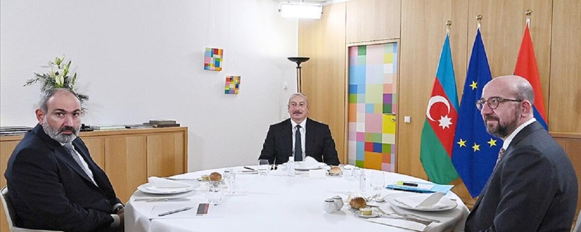 Azerbaycan Cumhurbaşkanı Aliyev ve Ermenistan Başbakanı Paşiyan, Avrupa Birliği Konseyi Başkanı Michel ile üçlü toplantı gerçekleştirdi. - Sputnik Türkiye, 1920, 14.12.2021