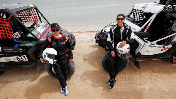 Suudi Arabistan'da düzenlenen Dakar Rallisi'nde ilk kez Suudi kadın sürücüler piste çıkacak. - Sputnik Türkiye