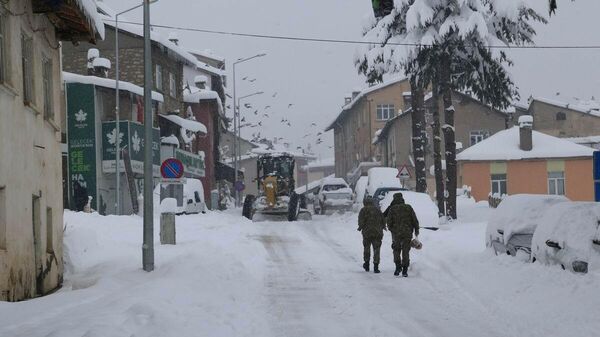 Konya'nın Hadim ilçesinde dün akşam saatlerinden bu yana etkili olan yoğun kar yağışının ardından kar kalınlığı yarım metreyi aştı. - Sputnik Türkiye