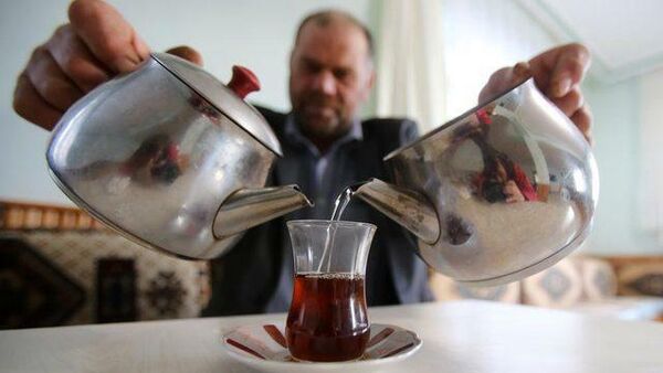 Günde yaklaşık 100 bardak çay içiyor: '7.5 saat rekorum var' - Sputnik Türkiye