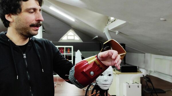 Türk yazılımcı derisinin altına yerleştirdiği çip sayesinde Iron Man gibi ateş edebiliyor
 - Sputnik Türkiye