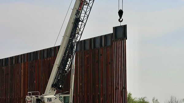 ABD’nin Teksas eyaleti federal hükümetten bağımsız olarak Meksika sınırına duvar inşa ediyor. İnşaatın maliyeti sadece eyalet bütçesi ve kişisel bağışlarla karşılanacak. - Sputnik Türkiye