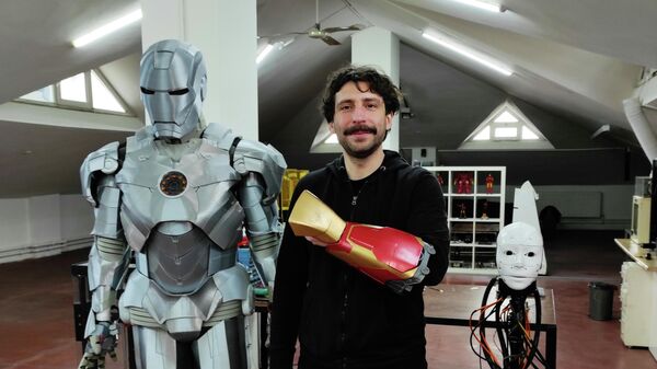 Türk yazılımcı 'Iron Man' kostümü için koluna çip yerleştirdi - Sputnik Türkiye
