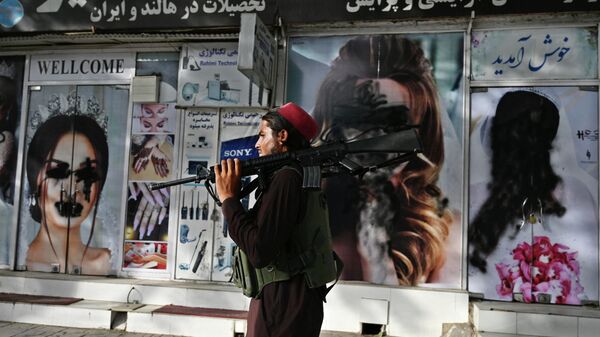 Taliban, başkent Kabil'de billboardlardaki fotoğrafları silmeye başladı - Sputnik Türkiye