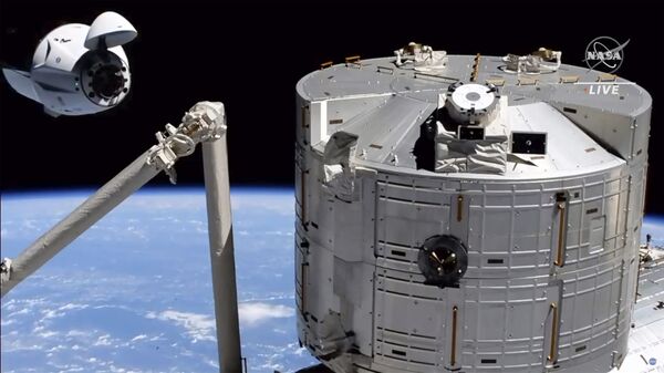 Космический корабль SpaceX Crew Dragon у МКС в космосе  - Sputnik Türkiye