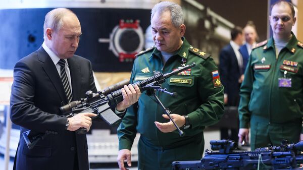 Rusya Savunma Bakanlığı’nın Moskova’daki Ulusal Kontrol Merkezi binasında silah fuarı düzenlendi. Fuarı gezen Rusya liderine Savunma Bakanı Sergey Şoygu eşlik etti. Şoygu, Putin’e yeni silah modellerini tanıttı. - Sputnik Türkiye