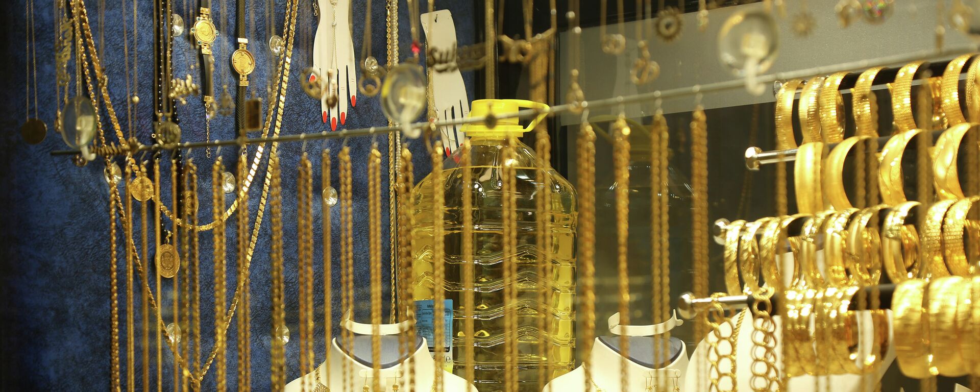 Yağı altınla aynı vitrine koyan kuyumcu: Altınla yarışıyor, hak ettiği yer burasıdır
 - Sputnik Türkiye, 1920, 28.12.2021