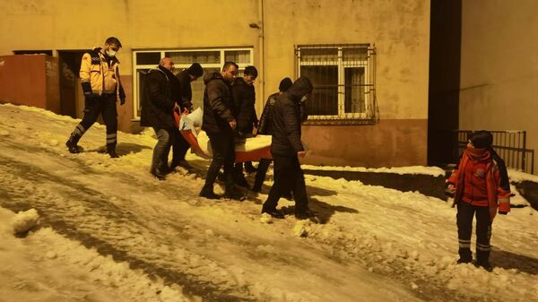 Buzlu zeminde hastayı taşımak için seferber oldular  - Sputnik Türkiye