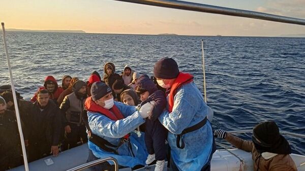 İzmir açıklarında 102 düzensiz göçmen kurtarıldı - Sputnik Türkiye
