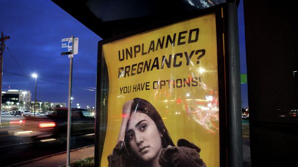 İstenmeyen hamilelik yaşayan kadınlar için evlatlık verme hizmetlerinin tanıtımını yapan otobüs durağı ilanı (ABD, Oklahoma) - Sputnik Türkiye