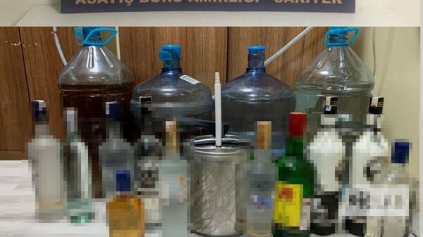 Ev görünümlü sahte alkol imalathanesine baskın düzenlendi - Sputnik Türkiye