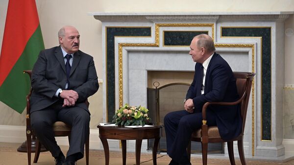 Putin ve Lukaşenko, St. Petersburg'da bir araya geldi  - Sputnik Türkiye