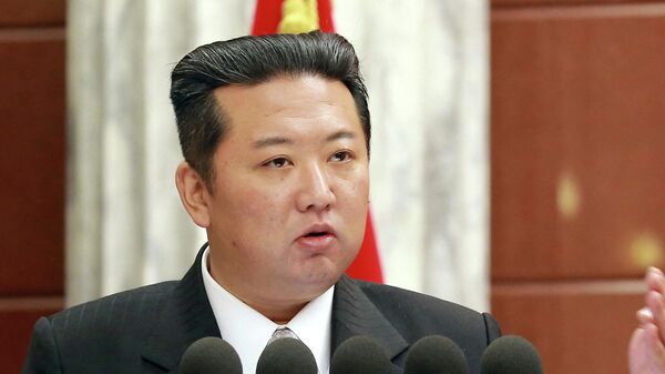 Kuzey Kore olarak bilinen Kore Demokratik Halk Cumhuriyeti'nin lideri Kim Jong Un, iktidardaki İşçi Partisi'nin Merkez Komitesi genel toplantısında konuşurken, hiç olmadığı kadar zayıflamış göründü.  - Sputnik Türkiye