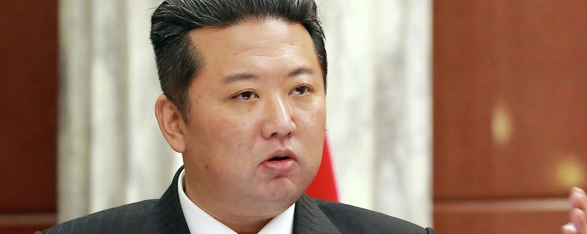 Kuzey Kore olarak bilinen Kore Demokratik Halk Cumhuriyeti'nin lideri Kim Jong Un, iktidardaki İşçi Partisi'nin Merkez Komitesi genel toplantısında konuşurken, hiç olmadığı kadar zayıflamış göründü.  - Sputnik Türkiye, 1920, 01.01.2022