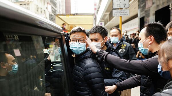 Hong Kong'da Stand News haber sitesine yönelik polis baskınında genel yayın yönetmeni vekili Patrick Lam gözaltına alınırken - Sputnik Türkiye