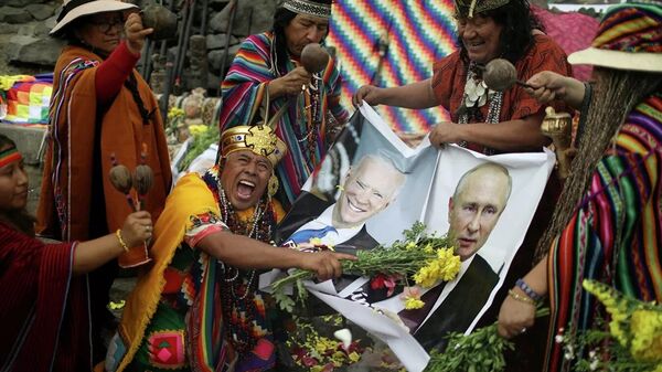 Perulu şamanlar, geleneksel yıl sonu ayinlerinde Putin, Biden ve Zelenskiy'in portrelerini kullanarak 'uluslararası siyasetteki belaları' defetmeye çalıştı. - Sputnik Türkiye
