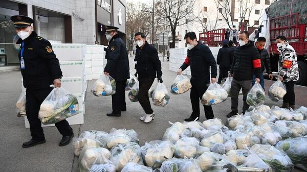 Çin'in tam kapanma uyguladığı Şaanşi eyaletinin merkezi Şian şehrinde hanelere teslim edilecek günlük ihtiyaçları taşıyan yetkililer (29 Aralık 2021) - Sputnik Türkiye