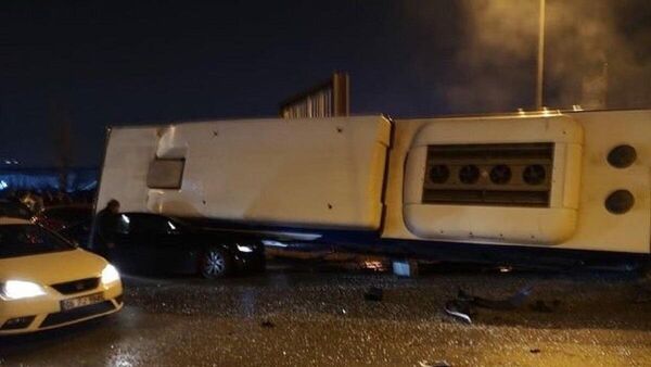 Ankara'nın Yenimahalle ilçesinde EGO otobüsünün devrilmesi sonucu meydana gelen kazada, yaralananlar olduğu bildirildi. - Sputnik Türkiye