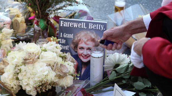 80'li yıllarda Türkiye'de de geniş bir hayran kitlesi bulunan Altın Kızlar dizisinin yıldızı Betty White 100'üncü doğum gününe 17 gün kala hayatını kaybetti. - Sputnik Türkiye