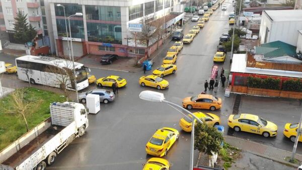 Ataşehir'de taksimetre nöbeti: Araçlarda akü bitti - Sputnik Türkiye