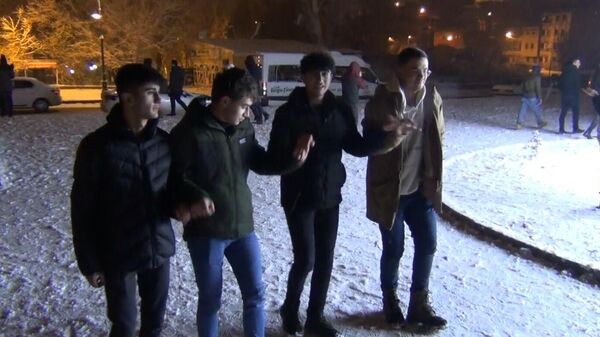 Kars'ta kar altında halay çektiler - Sputnik Türkiye