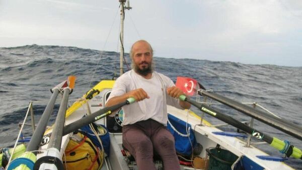 Dünyanın çevresini kendi gücüyle dolaşan ilk kişi olarak denizcilik tarihine geçen Erden Eruç, Büyük Okyanus'ta yol aldığı için 2022 yılına en erken giren Türk oldu. - Sputnik Türkiye