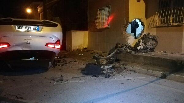 İzmir’in Buca ilçesinde, bir iş yeri sahibinin motosikleti çalındı. İş yeri sahibi ve çalışanı, hırsızın peşine düştü. Hırsızlık zanlısı ile yaşanan kovalamacada 1 kişi öldü, 2 kişi yaralandı. - Sputnik Türkiye