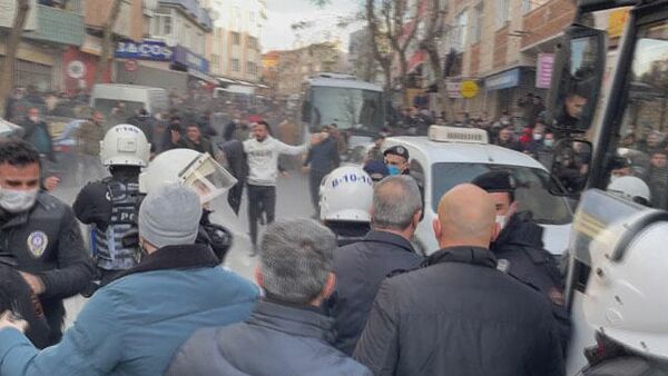  Gaziosmanpaşa'da pazaryeri kavgası; polisten pazarcılara gazlı müdahale   - Sputnik Türkiye