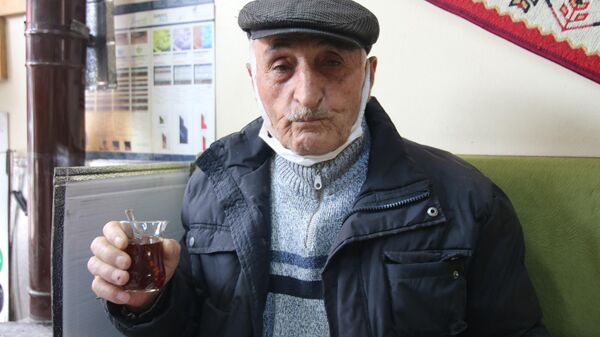 Kırşehir’de hayatının büyük bölümünü inşaat işçiliği yaparak kazanan ve 65 yaş aylığı alan Şükrü Marangöz - Sputnik Türkiye
