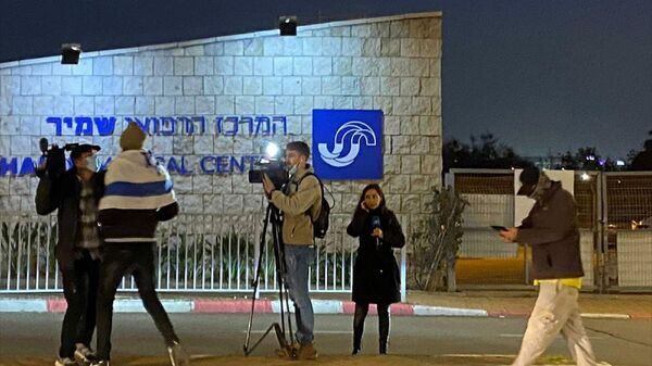 Aşırı sağcı Yahudiler, İsrail’in başkenti Tel Aviv’de Filistinli tutuklu Hişam Ebu Hevaş’ın yattığı hastane önünde çekim yapmak için bekleyen AA Kameramanı Fayiz Ebu Rumeyle’yi darp etti. - Sputnik Türkiye