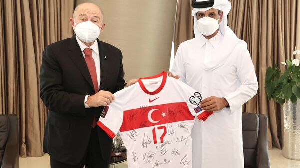 Nihat Özdemir, Yönetim Kurulu üyeleri ile birlikte Doha'da Katar Futbol Federasyonu Başkanı Sheikh Hamad Bin Khalifa Bin Ahmad Al Thani - Sputnik Türkiye