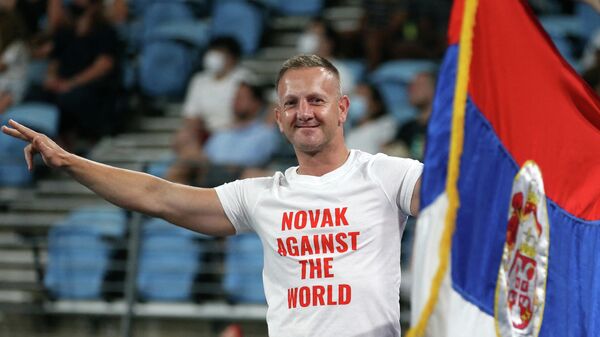 Avustralya'nın Sidney kentindeki bir tenis maçında Novak Djokovic'e destek için Sırbistan bayrağı açan Sırp fanlar - Sputnik Türkiye