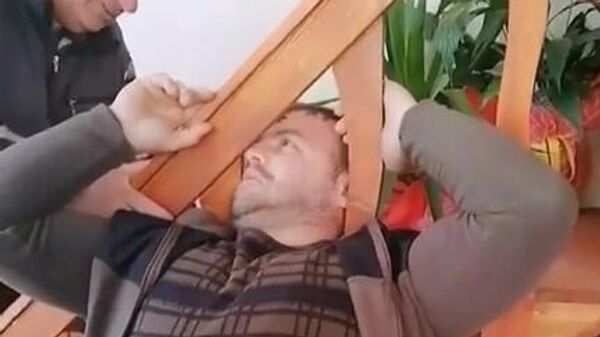 Rize'de kafası merdiven korkuluklarına sıkışan kişi - Sputnik Türkiye
