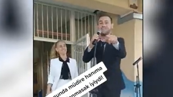 Törenden önce öğrencilere şarkı söyleyen öğretmen müdüre yakalandı - Sputnik Türkiye
