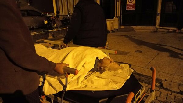 80 yaşındaki hasta sokaklarda sedyeyle taşındı  - Sputnik Türkiye