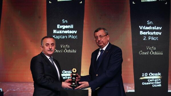 Bağcılar Belediyesi ve Medipol Üniversitesi İletişim Fakültesi tarafından düzenlenen 'Haberin Kameramanları 2' ödül töreninde, Türkiye’de yangın söndürme görevini yerine getirirken düşen Rus Be-200 uçağının hayatını kaybeden mürettebatına Vefa Özel Ödülü verildi. - Sputnik Türkiye