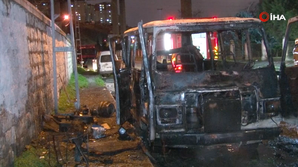Kağıthane’de bir kadının köfte sattığı minibüs yandı - Sputnik Türkiye