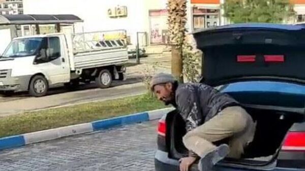 Antalya’da inşaat firması sahibi patron, işçiyi arabası kirlenmesin diye bagajda taşıdı - Sputnik Türkiye