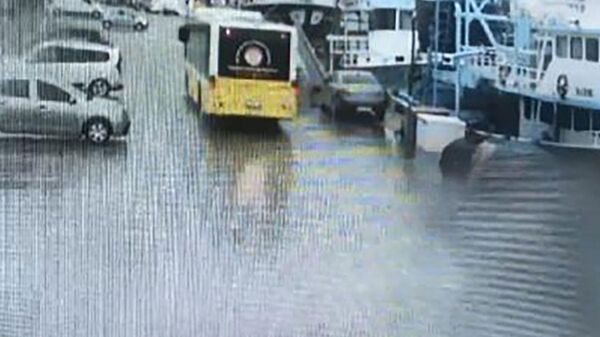 İstanbul Şile'de seyir halindeki İETT otobüsüne dev dalgalar çarptı. Otobüste yolculuk yapan vatandaşlar korku dolu anlar yaşadı. - Sputnik Türkiye
