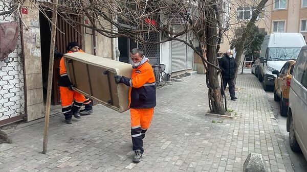 Bayrampaşa’da ev sahibinin baltayla kapılarını kırdığı aile başka eve taşındı  - Sputnik Türkiye