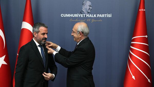 Kılıçdaroğlu, AK Parti'den CHP'ye katılan 20 kişinin rozetini taktı - Sputnik Türkiye