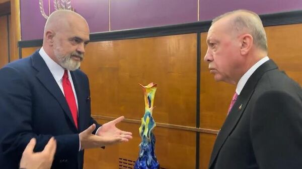 Arnavutluk Başbakanı Rama, Erdoğan'a kendi elleriyle yaptığı sanat eserini hediye etti - Sputnik Türkiye