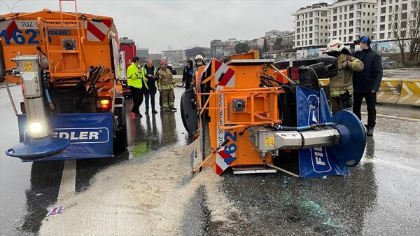 Kadıköy'de D-100 kara yolunda çalışma yapan İstanbul Büyükşehir Belediyesine (İBB) ait kar küreme ve tuzlama aracı yan yattı, sürücü hafif yaralandı.
 - Sputnik Türkiye