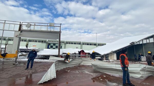 Gaziantep'te kar yağışı nedeniyle bir halı fabrikasının depo kısmının çatısı yıkıldı.
 - Sputnik Türkiye