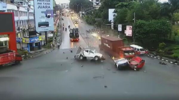 Endonezya'da freni boşalan kamyonun kırmızı ışıkta bekleyen araçları biçmesi sonucu 4 kişi hayatını kaybetti, 22 kişi de yaralandı - Sputnik Türkiye