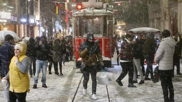İstanbul'da kar yağışı Taksim Meydanı ve İstiklal Caddesi'nde etkili oldu - Sputnik Türkiye
