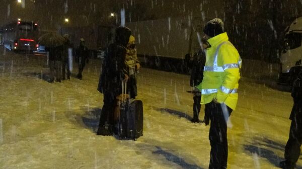 Karda mahsur kalan yolcular, valizlerini alıp geri dönmeye çalıştı  - Sputnik Türkiye