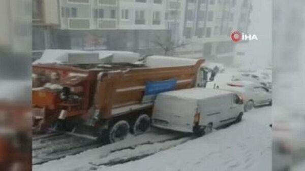 Karda kayan tuzlama aracı, yolda kalan otomobillere çarptı  - Sputnik Türkiye