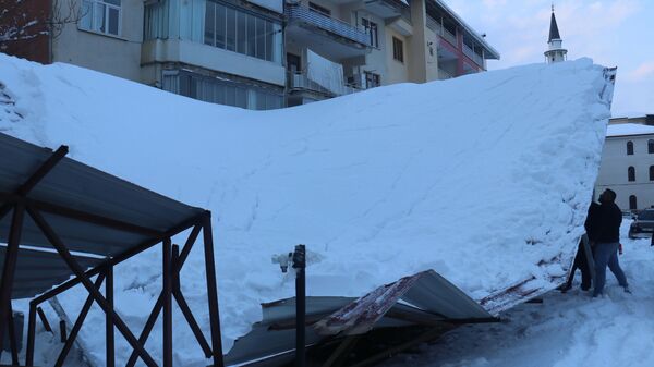 Malatya'da yoğun kar yağışı nedeniyle bir otoparkın çatısı çöktü - Sputnik Türkiye