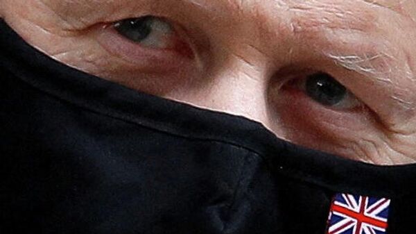 Boris Johnson, Britanya (Union Jack) bayraklı maskesiyle başbakanlık konutundan çıkarken  - Sputnik Türkiye